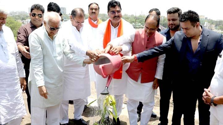 मुख्यमंत्री श्री चौहान ने स्मार्ट उद्यान में जाट महासभा के पदाधिकारियों के साथ पौध-रोपण किया
